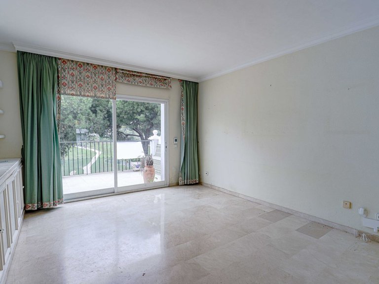 Villa for Sale in La Quinta, Malaga 5