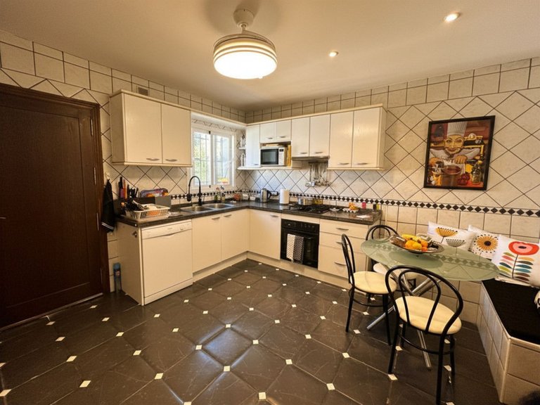Villa for Sale in Estepona, Malaga 12