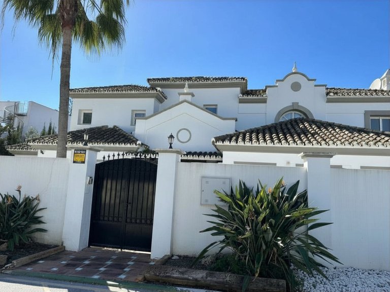 Villa for Sale in Estepona, Malaga 2