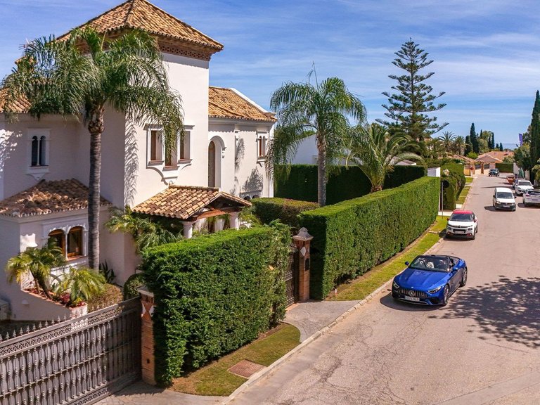 Villa for Sale in Estepona, Malaga 1