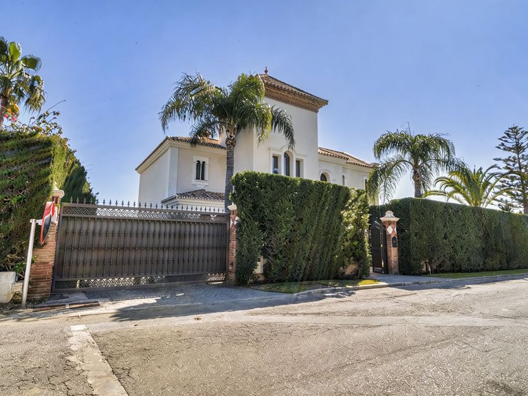 Villa for Sale in Estepona, Malaga 2