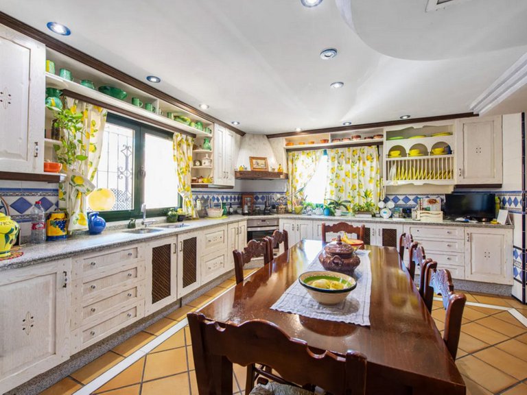 Villa for Sale in Estepona, Malaga 12