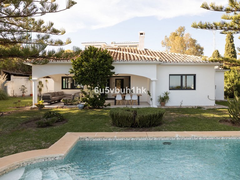Villa for Sale in La Quinta, Malaga 1