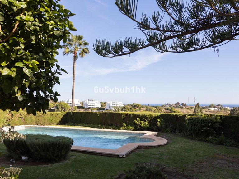 Villa for Sale in La Quinta, Malaga 3