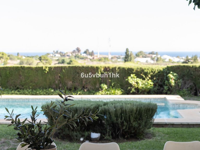 Villa for Sale in La Quinta, Malaga 4