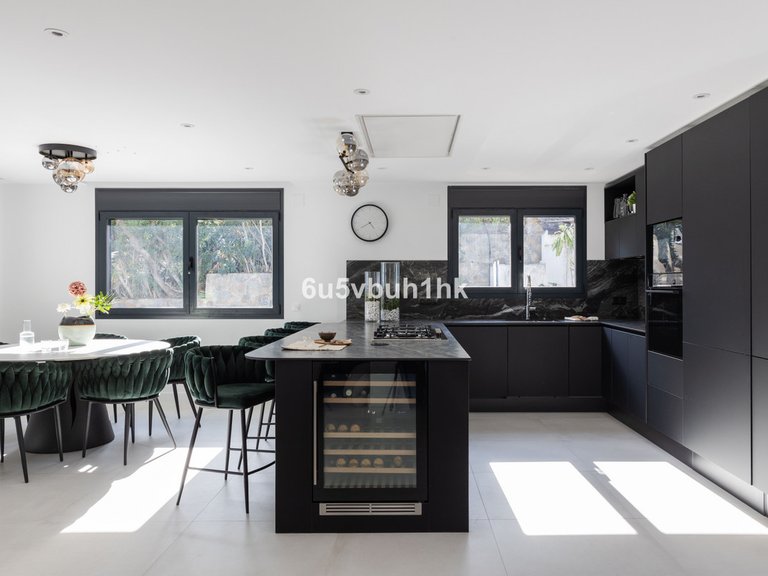 Villa for Sale in La Quinta, Malaga 9