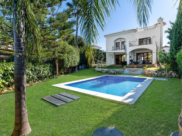 Villa for Sale in Estepona, Malaga 1