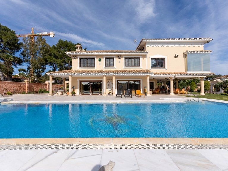 Villa for Sale in Los Monteros, Malaga 1