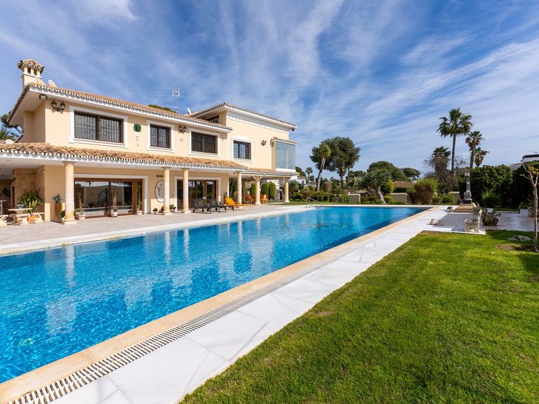 Villa for Sale in Los Monteros, Malaga 17
