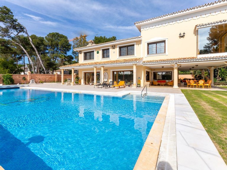 Villa for Sale in Los Monteros, Malaga 18
