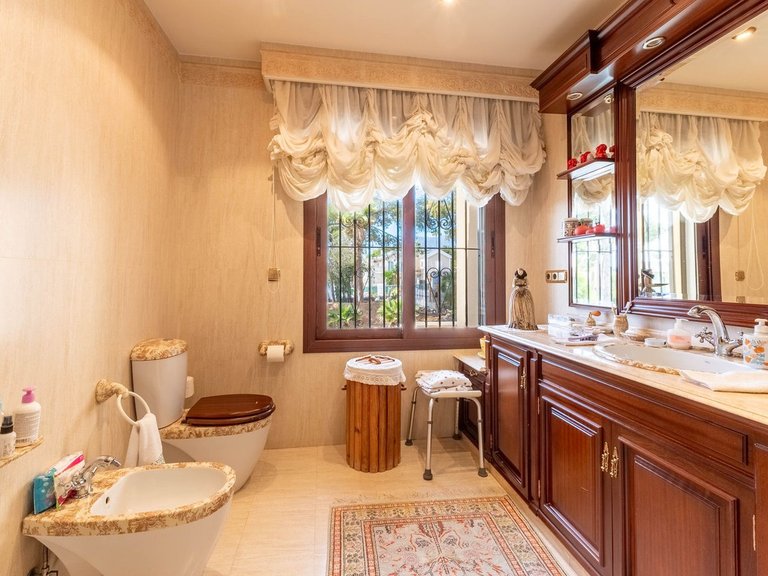 Villa for Sale in Los Monteros, Malaga 21