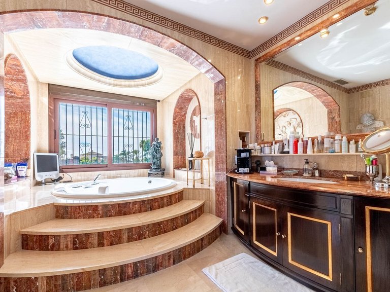 Villa for Sale in Los Monteros, Malaga 36