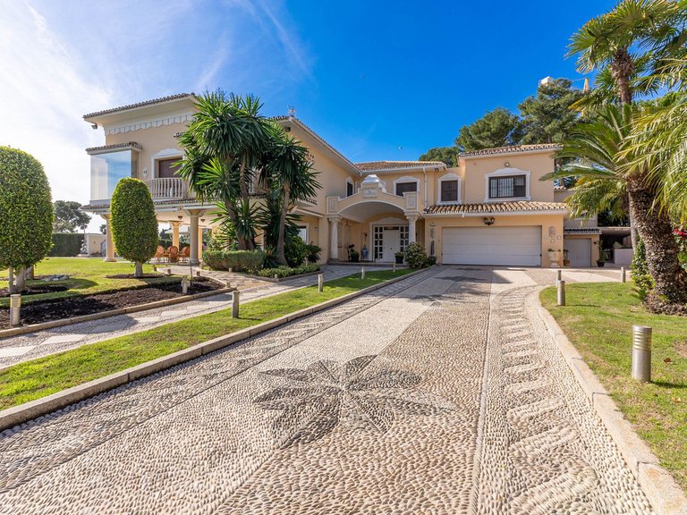 Villa for Sale in Los Monteros, Malaga 57