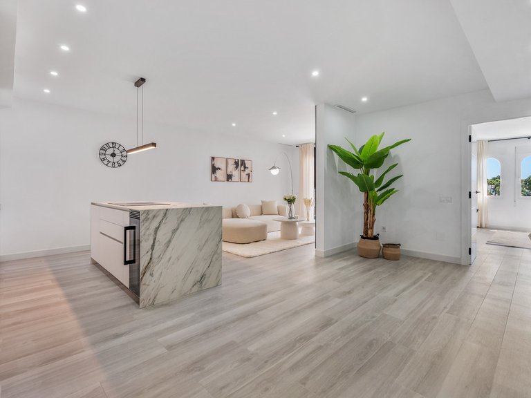 Apartment for Sale in Nueva Andalucía, Malaga 5