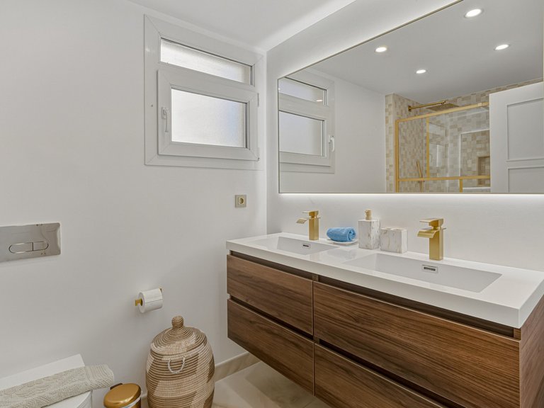 Apartment for Sale in The Golden Mile, Malaga 12