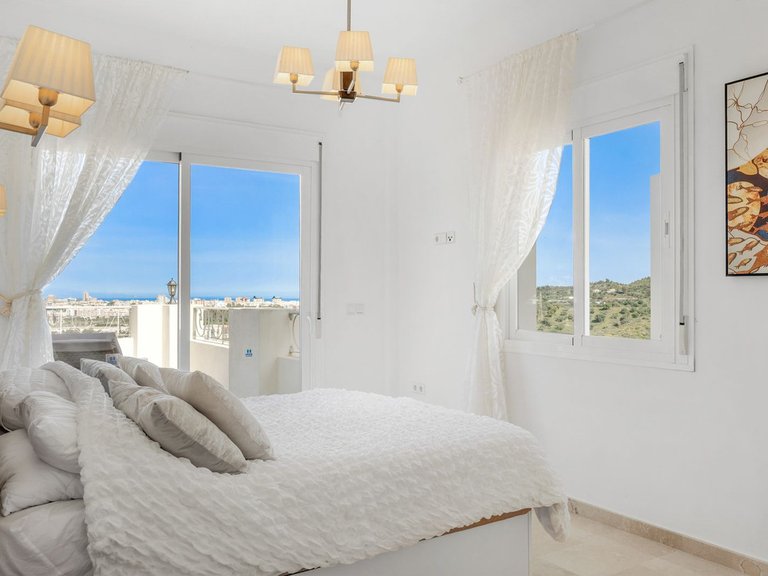 Villa for Sale in Cerros Del Aguila, Malaga 25