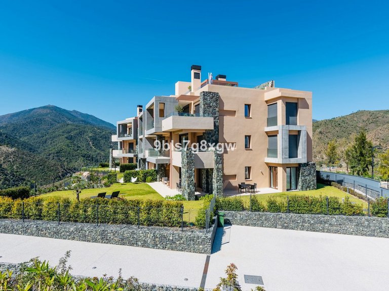 Apartment for Sale in La Quinta, Malaga 8