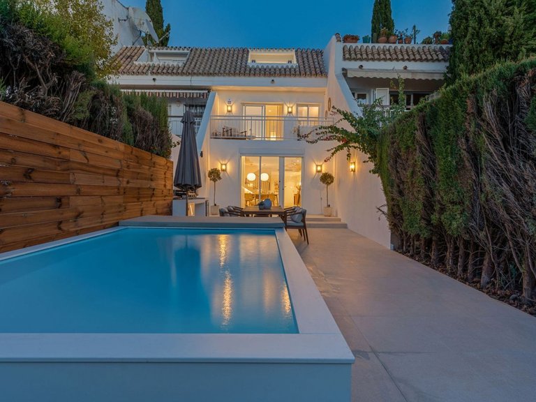 Villa for Sale in Nagüeles, Malaga 28