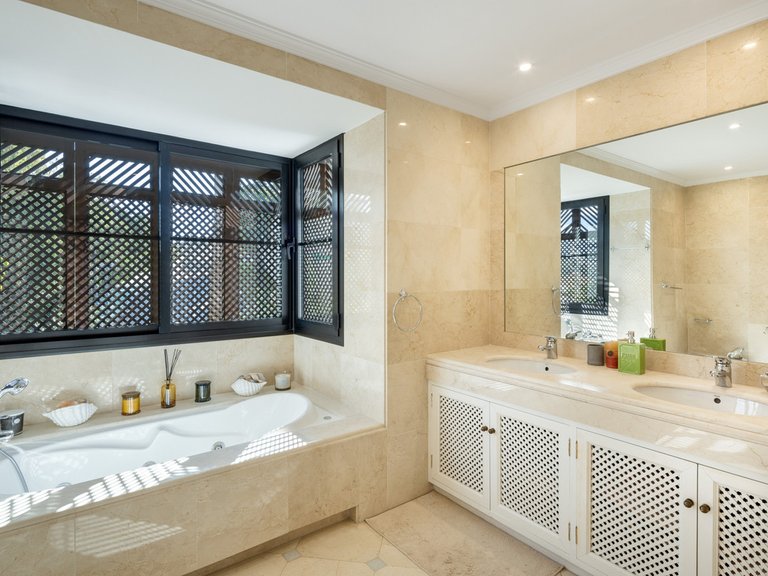 Villa for Sale in Costa del Sol La Quinta, Malaga 11