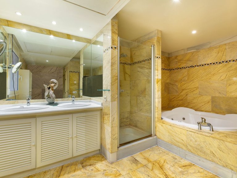 Apartment for Sale in Nueva Andalucía, Malaga 16