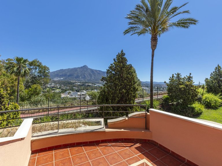 Apartment for Sale in Nueva Andalucía, Malaga 25