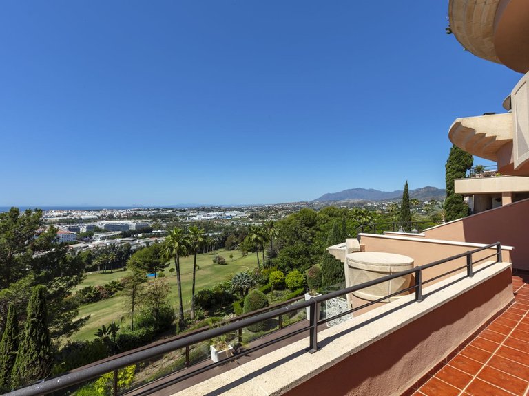 Apartment for Sale in Nueva Andalucía, Malaga 27