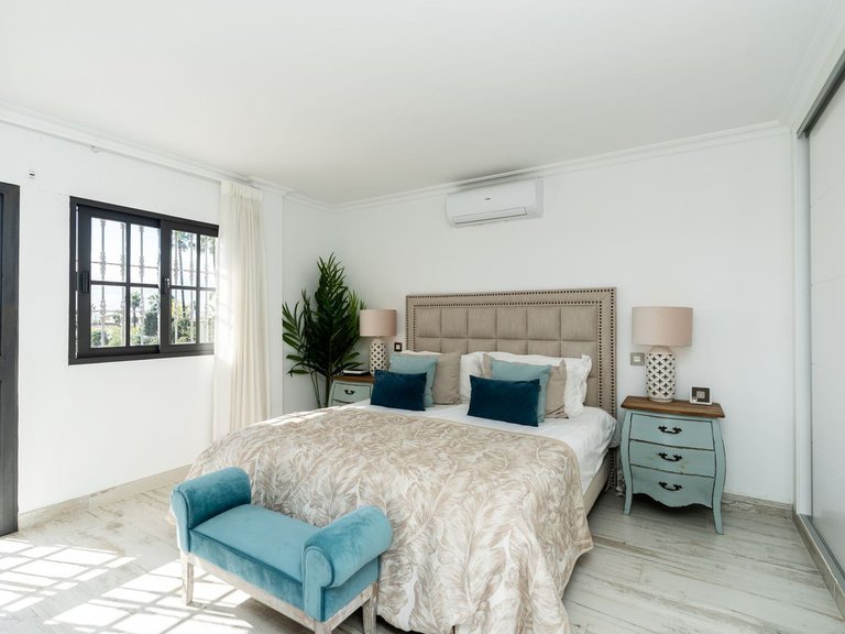 Villa for Sale in El Paraiso, Malaga 15