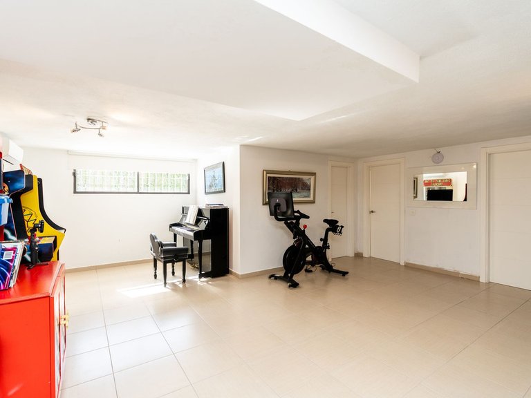 Villa for Sale in El Paraiso, Malaga 28