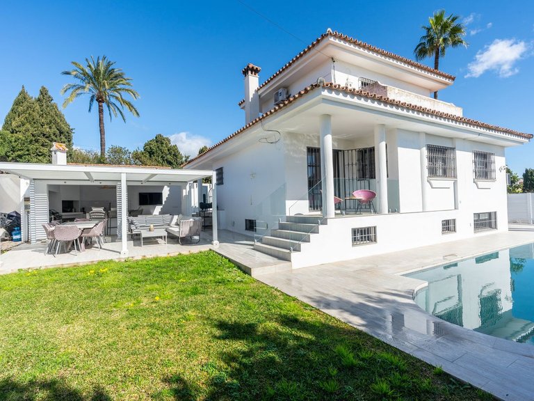 Villa for Sale in El Paraiso, Malaga 3