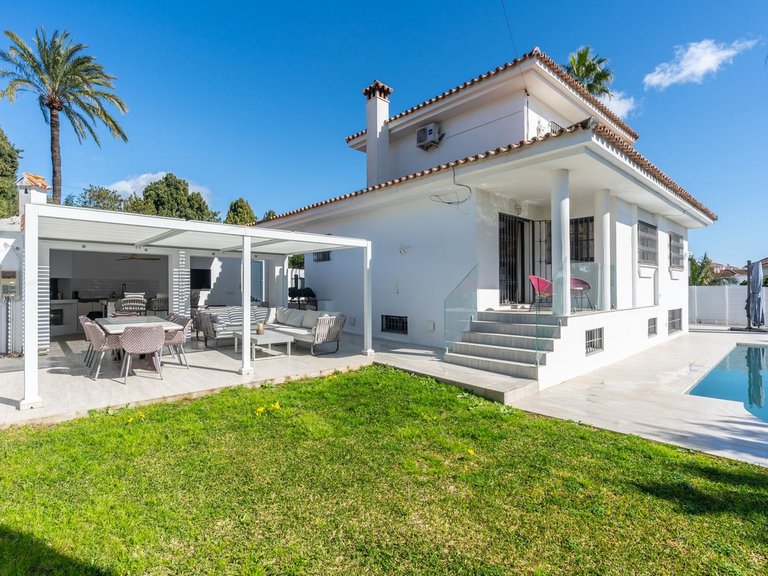 Villa for Sale in El Paraiso, Malaga 44
