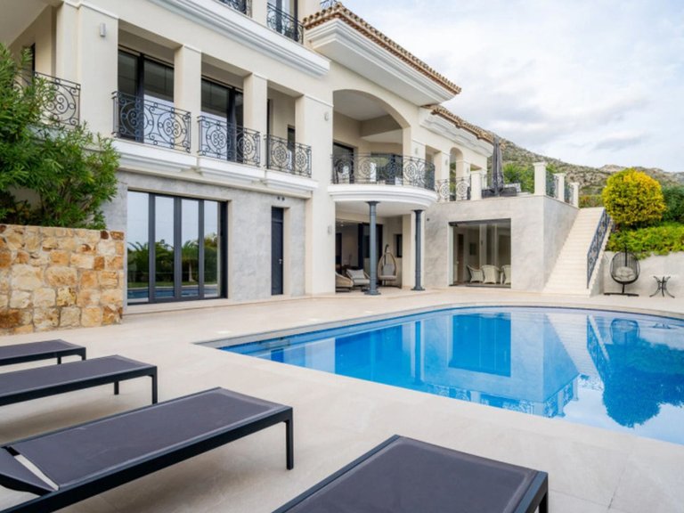Villa for Sale in The Golden Mile, Malaga 1