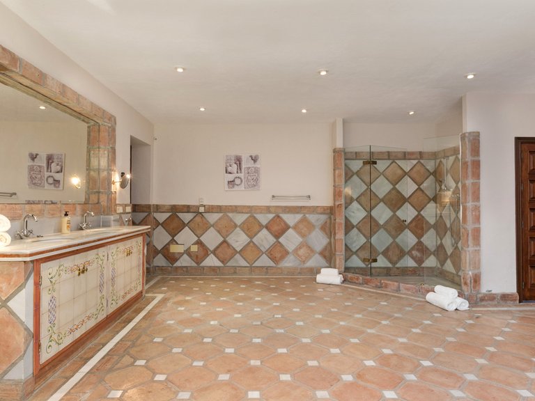 Villa for Sale in Benahavís, Malaga 27