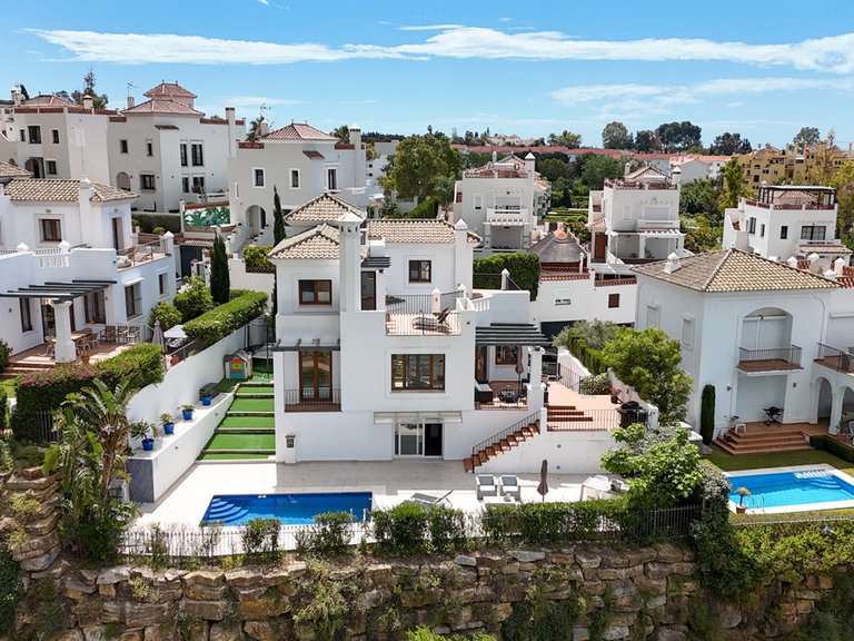 Villa for Sale in Estepona, Malaga 1
