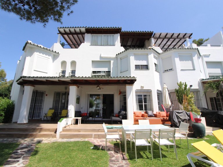 Villa for Sale in Nueva Andalucía, Malaga 1