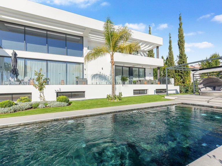 Villa for Sale in El Paraiso, Malaga 1