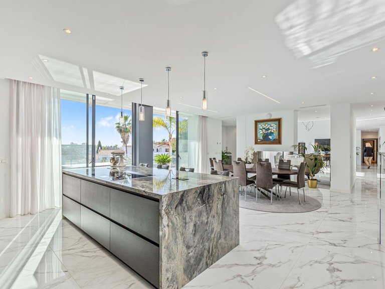 Villa for Sale in El Paraiso, Malaga 15