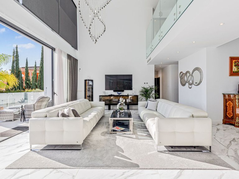 Villa for Sale in El Paraiso, Malaga 18