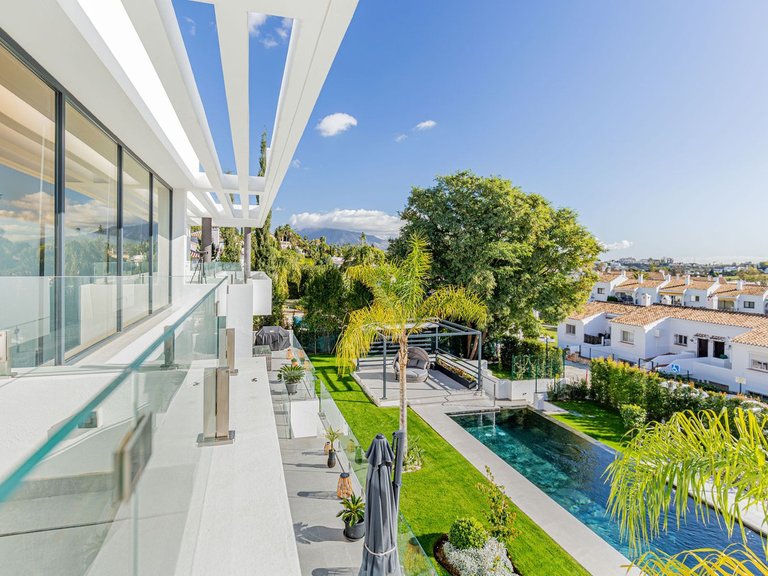 Villa for Sale in El Paraiso, Malaga 2
