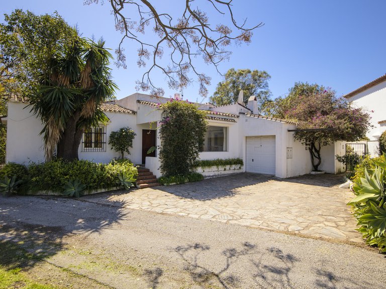 Villa for Sale in Guadalmina Baja, Malaga 1