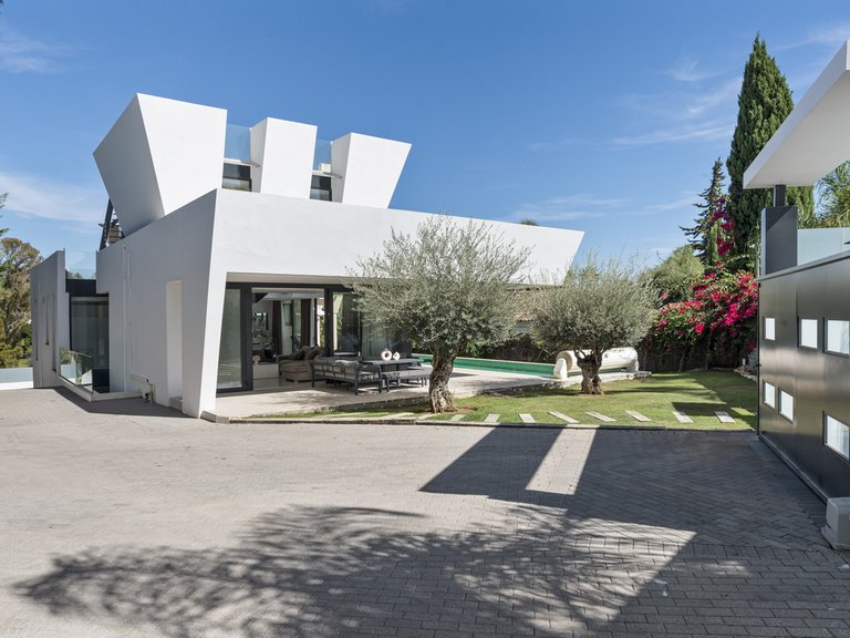 Villa for Sale in Nueva Andalucía, Malaga 1
