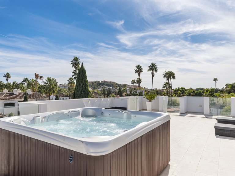 Villa for Sale in Nueva Andalucía, Malaga 27