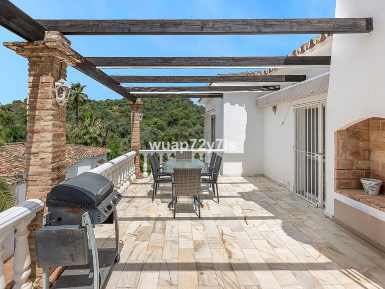 Villa for Sale in El Rosario, Malaga 11
