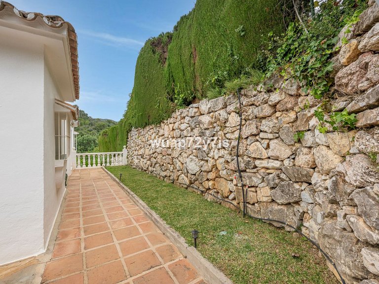 Villa for Sale in El Rosario, Malaga 32