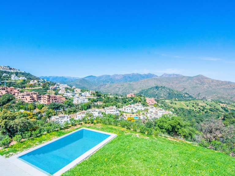 Villa for Sale in Inland La Mairena, Malaga 3