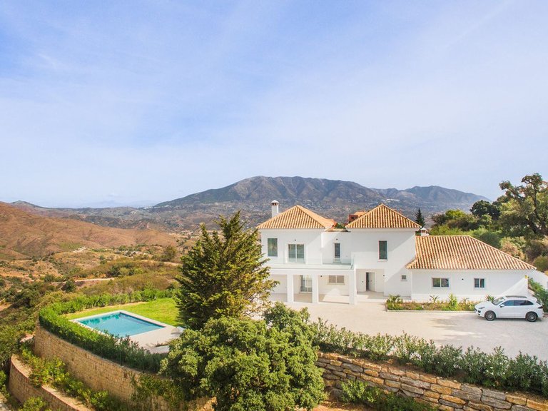 Villa for Sale in Inland La Mairena, Malaga 4
