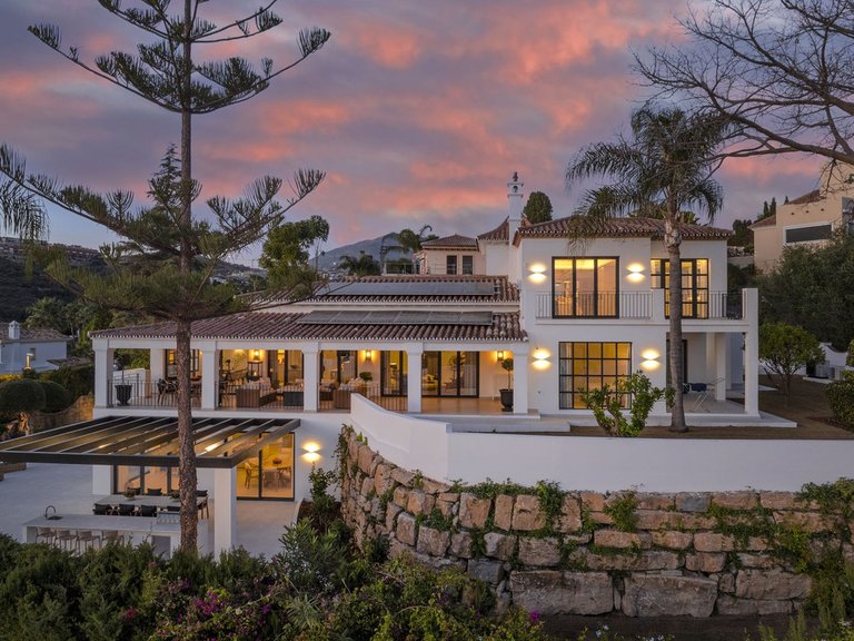 Villa for Sale in El Paraiso, Malaga 1
