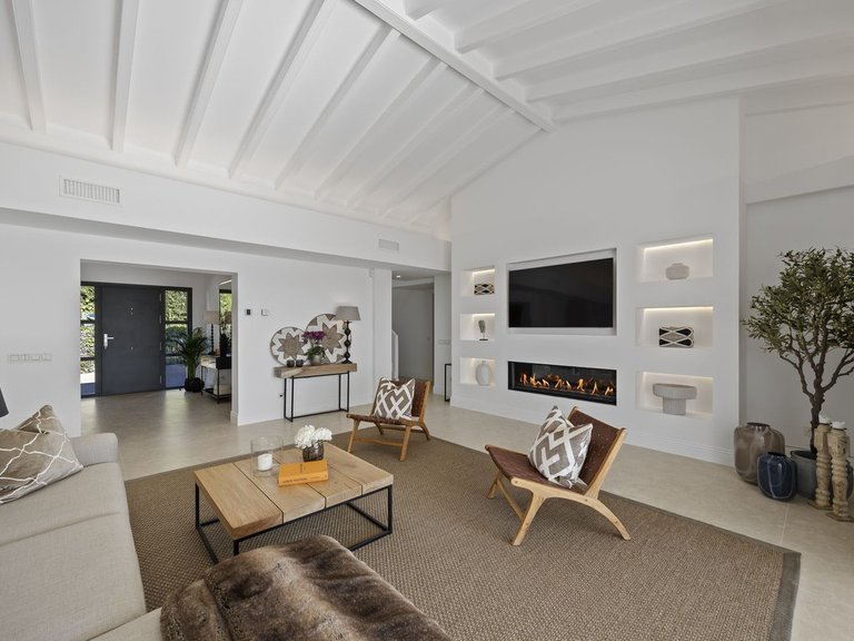 Villa for Sale in El Paraiso, Malaga 10