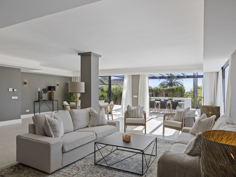 Villa for Sale in El Paraiso, Malaga 28