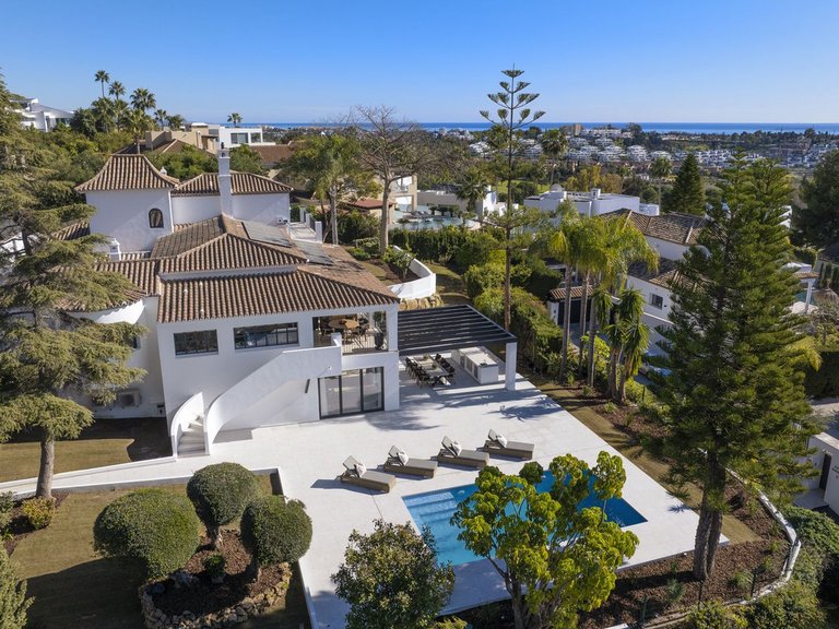 Villa for Sale in El Paraiso, Malaga 4