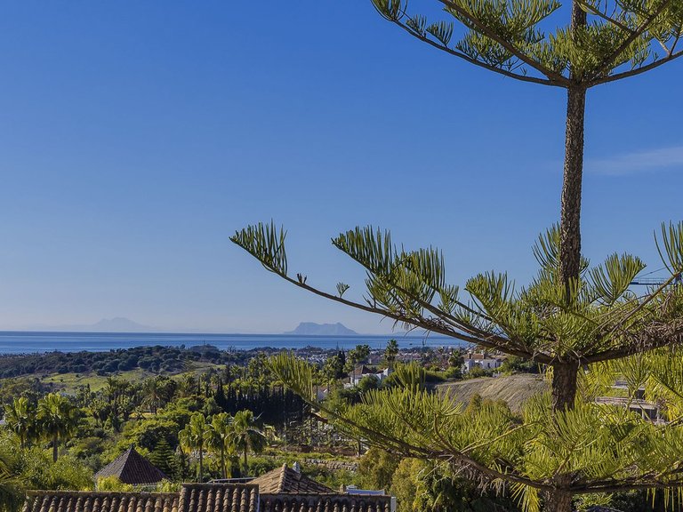 Villa for Sale in El Paraiso, Malaga 5
